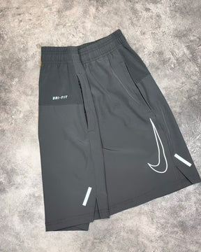 Combo Camiseta + Short + Tênis + Meia Nike - Preto/Branco